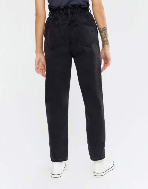 Vaqueros mom negros con cintura paperbag de New Look Petite, 3 de 4