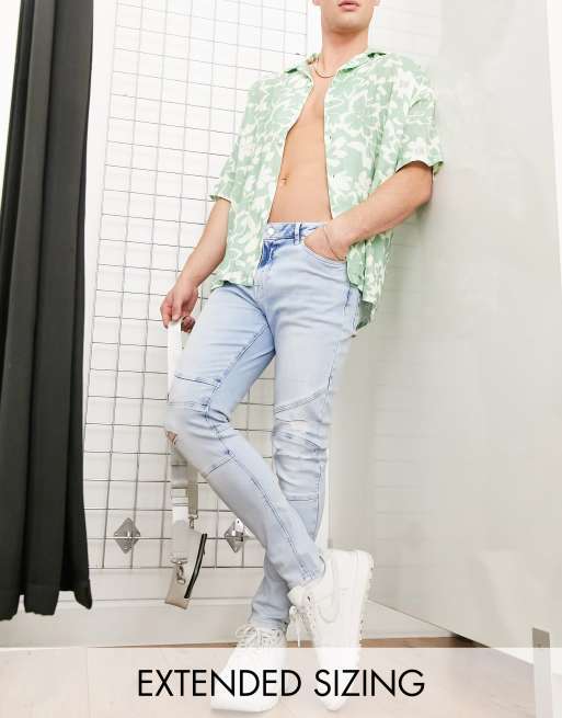 Vaqueros muy elásticos de corte superpitillo con lavado claro, diseño rasgado y detalle de estilo motero de ASOS DESIGN