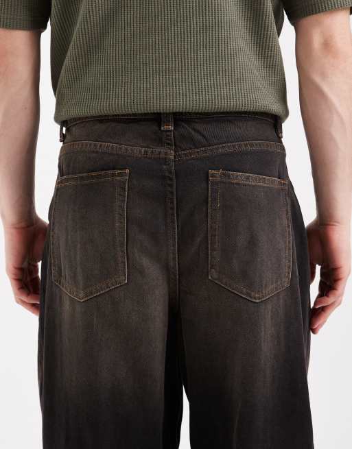 Vaqueros negro lavado de corte tapered extragrande con tintado marrón de ASOS DESIGN, 4 de 5
