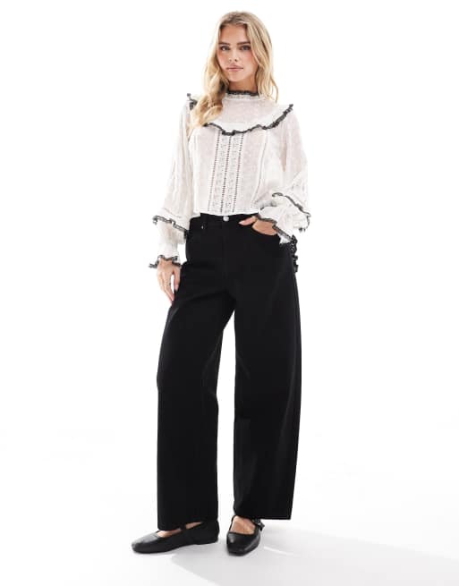Vaqueros negro lavado holgados con bolsillos en forma de corazón y bordado inglés de Miss Selfridge Petite