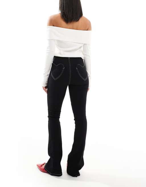 Vaqueros negros de campana y talle alto con detalle de bolsillo en forma de corazón Bianca de Don't Think Twice, 3 de 5