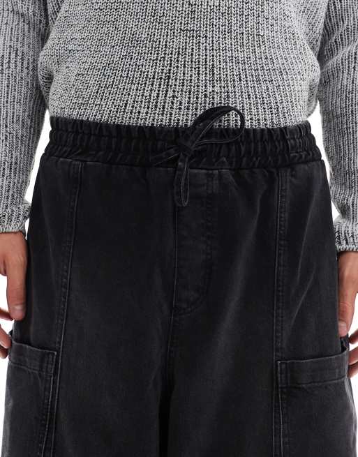 Vaqueros negros de corte globo holgado con bolsillos cargo y detalles de pespuntes de ASOS DESIGN, 2 de 5