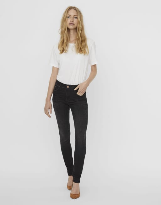 Vaqueros negros de corte slim de Vero Moda