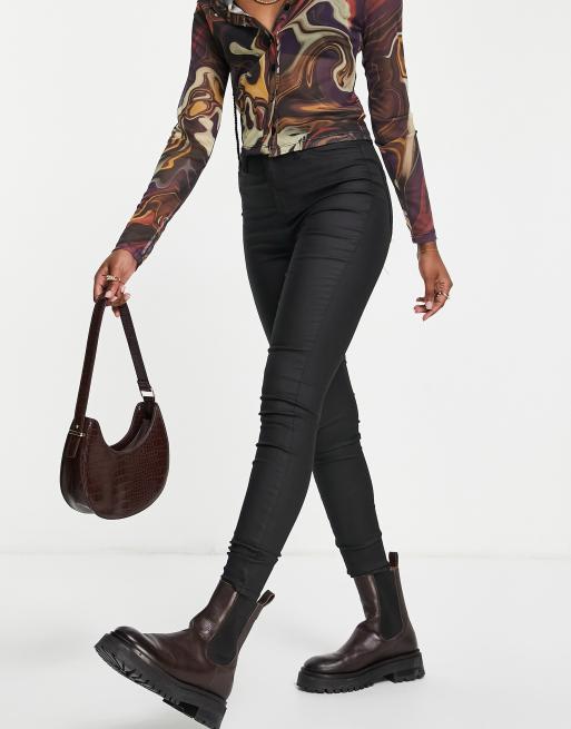 Vaqueros negros de talle alto y corte pitillo con acabado revestido de River Island, 4 de 4