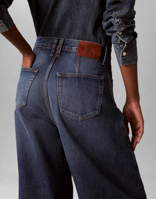 Vaqueros oscuros de pernera barrel marcada de Calvin Klein Jeans, 3 de 5
