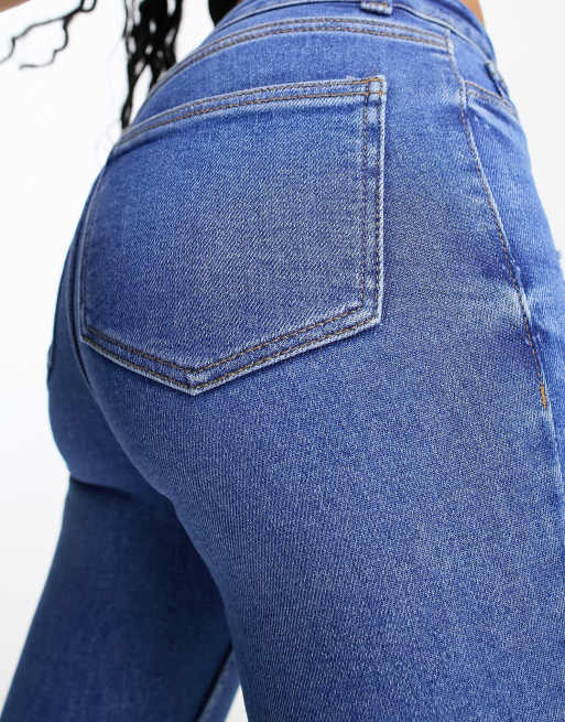 Vaqueros pitillo con rotos en lavado azul medio de New Look Petite, 5 de 5
