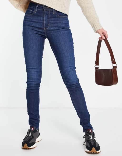 Vaqueros pitillo de tiro alto en azul oscuro 721 de Levi's