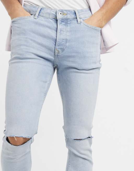 Vaqueros pitillo elásticos con lavado descolorido y rodillas rasgadas de mezcla de algodón de Topman - MBLUE, 3 de 4