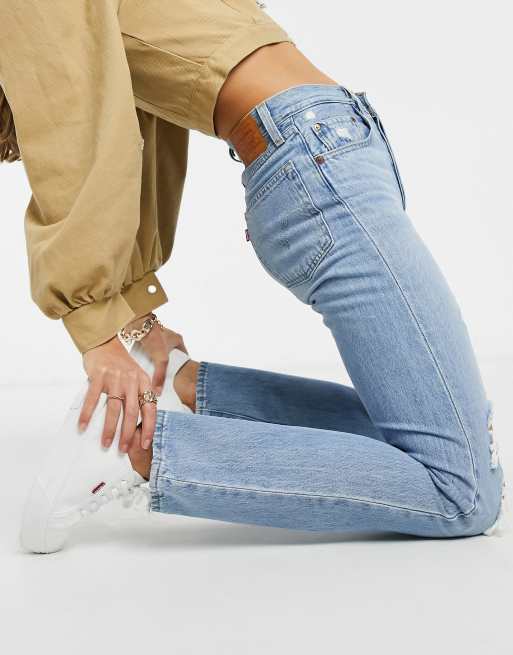 Vaqueros rectos de tiro alto con lavado azul medio y rodillas rasgadas de Levi's 501, 3 de 4