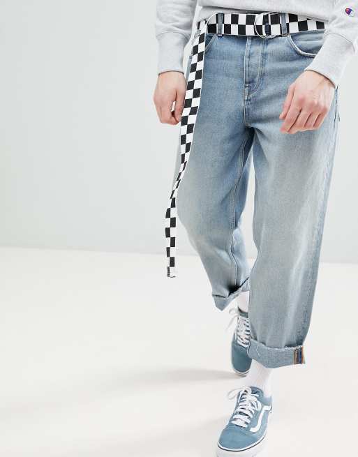 Vaqueros skater en azul lavado claro con cinturón con diseño de damero de ASOS DESIGN