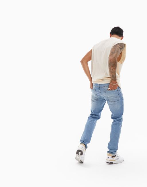 Vaqueros slim elásticos en azul claro lavado de ASOS DESIGN, 3 de 4