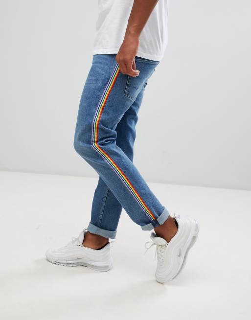 Vaqueros slim en azul lavado medio con raya arcoíris de ASOS DESIGN
