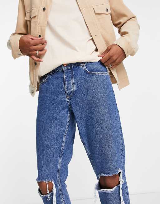 Vaqueros tapered con lavado azul medio y rodillas rasgadas de ASOS DESIGN, 2 de 4