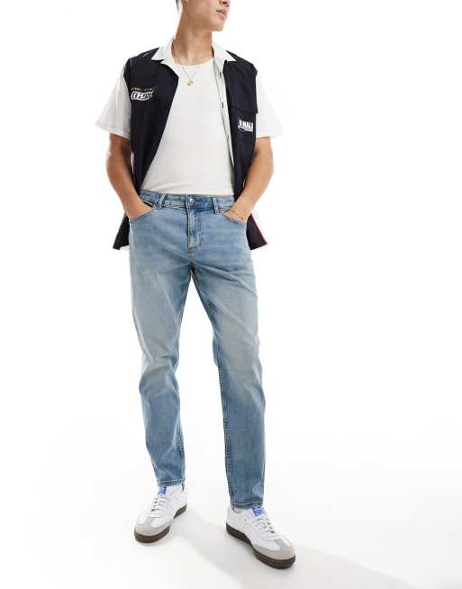 Vaqueros tapered en azul con lavado claro de ASOS DESIGN