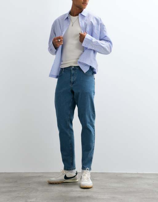 Vaqueros tapered en azul lavado medio de ASOS DESIGN, 2 de 5