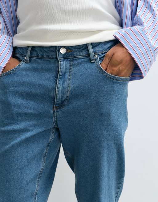 Vaqueros tapered en azul lavado medio de ASOS DESIGN, 3 de 5