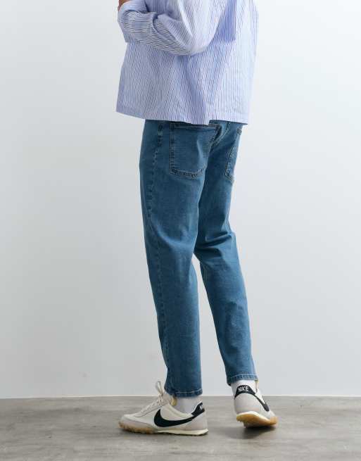 Vaqueros tapered en azul lavado medio de ASOS DESIGN, 4 de 5