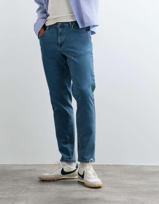 Vaqueros tapered en azul lavado medio de ASOS DESIGN, 5 de 5