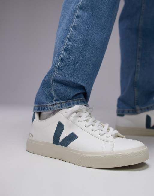 VEJA Campo Sneakers in wit en blauw ASOS