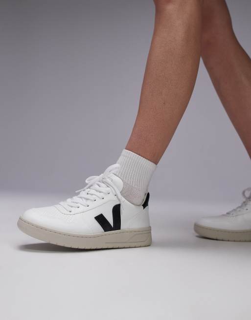 VEJA - V-10 - Ekstra hvide og sorte sneakers i læder