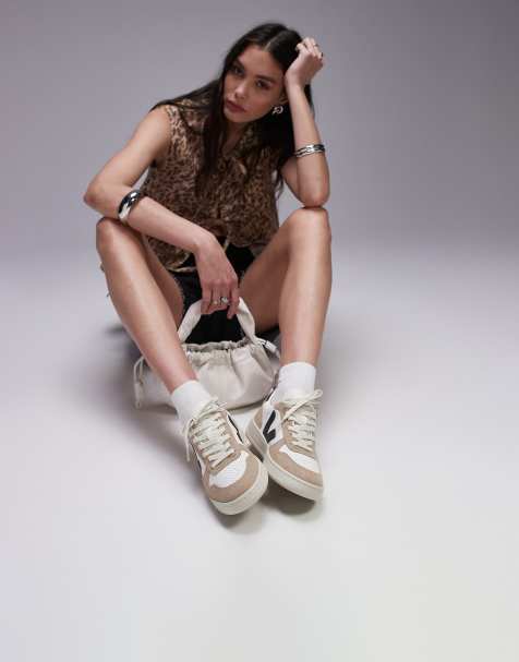 VEJA - V-10 - Ekstra hvide og sorte sneakers i sahara kromfrit læder - view 1