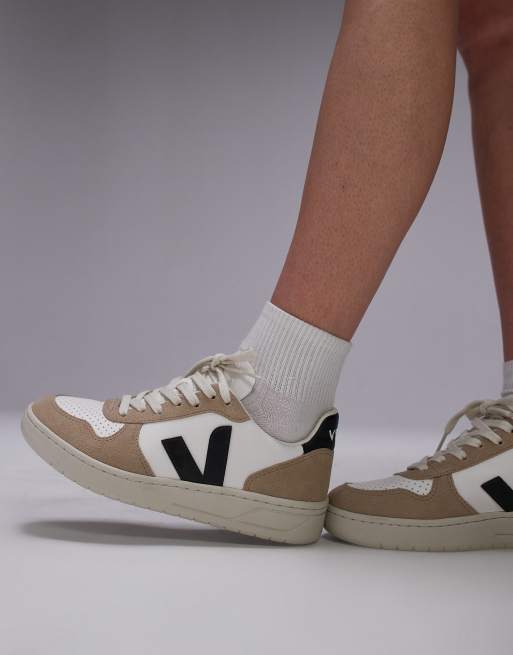 VEJA – V-10 – Sneaker aus chromfreiem Leder in Extraweiß, Schwarz und Sahara-Beige, 5 von 5