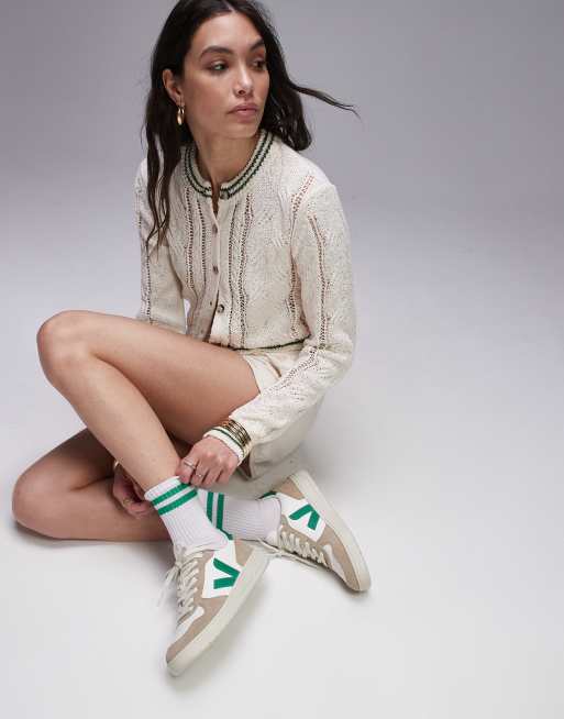 VEJA – V-10 – Sneaker aus chromfreiem Leder in Extraweiß, Smaragdgrün und Sahara-Beige, 4 von 5