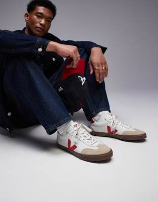 VEJA Volley trainer in red