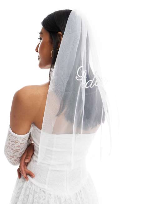 Velo blanco marfil con texto "Bride to Be" de tul de Six Stories, 2 de 3