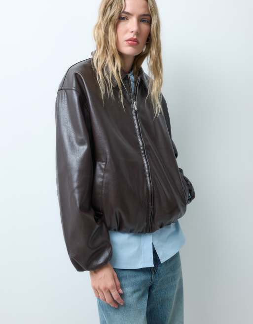 Vera Moda bomberjacka i läderimitation med oversized passform, ballongfåll och chokladbrun färg, 2 av 4