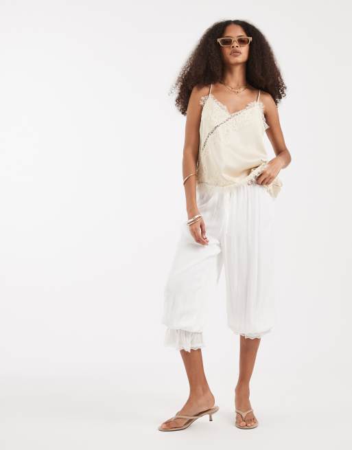 Vera Moda – Gräddvitt, asymmetriskt linne i satin med spetskant, 2 av 4