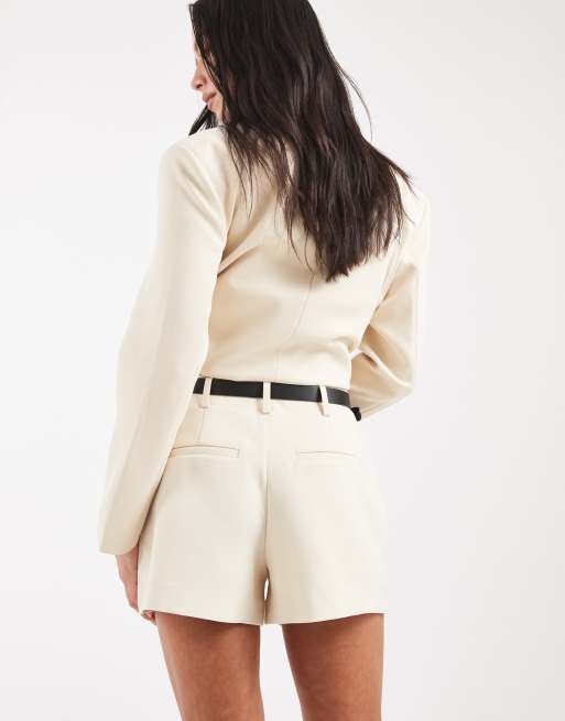 Vera Moda højtaljede tailored shorts med pintuck i sæt med bælte i cream, 5 af 5