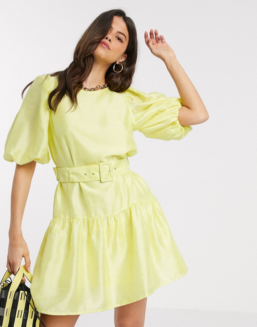 Vero Moda - aangerimpelde jurk met glans en pofmouwen en verwijderbare riem in geel