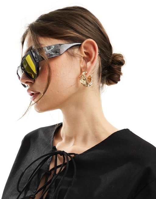 Vero Moda angular oversized sunglasses with sunset mirrored lens in tortoiseshell mix, 3 of 4