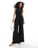 Vero Moda - Ärmelloser, hochgeschlossener Plissee-Jumpsuit in Schwarz