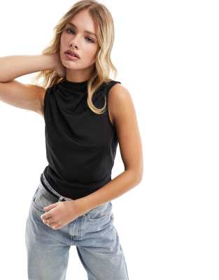 Vero Moda - Ärmelloses Oberteil in Schwarz mit Wasserfalldetail