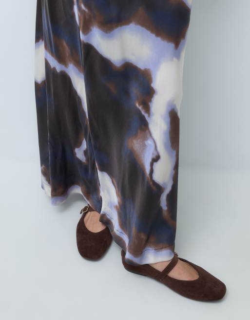Vero Moda asymmetric waist satin maxi skirt in brown watercolour print, 4 of 5