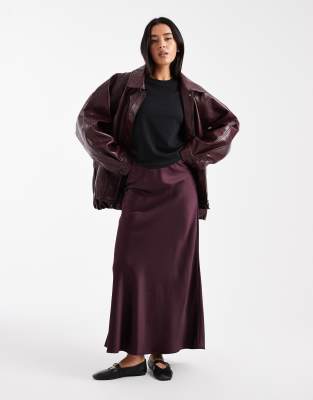 Vero Moda - Asymmetrischer Midirock aus Satin in Burgunderrot