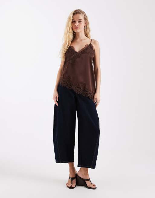 Vero Moda – Asymmetrisches Camisole-Oberteil aus Satin in Braun mit Spitzenbesatz , 3 von 4