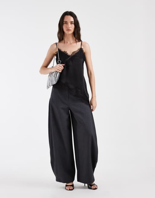 Vero Moda asymmetrisches Satin-Cami-Top mit Spitzendetail in Schwarz, 2 von 4