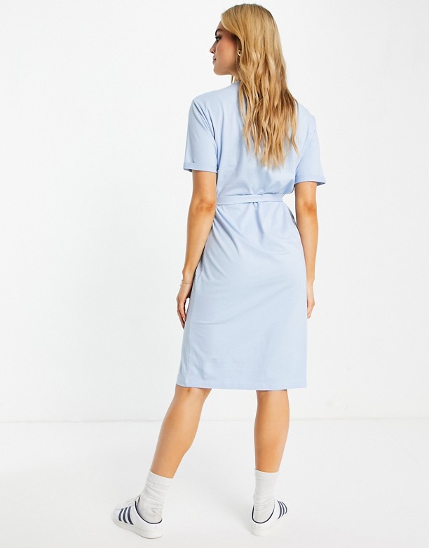  Drop Shipping Vero Moda – Aware – Błękitna t-shirtowa sukienka midi z paskiem w talii z bawełny organicznej w kolorze niebieskim