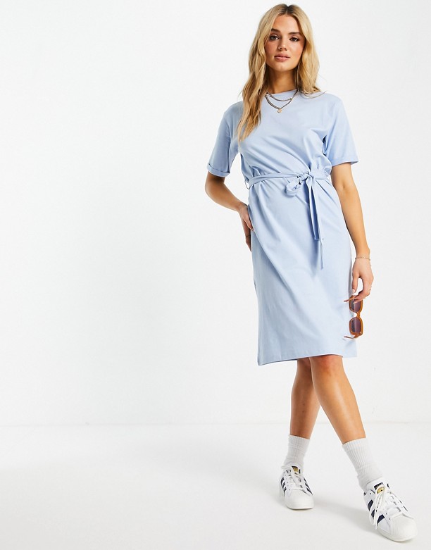  Drop Shipping Vero Moda – Aware – Błękitna t-shirtowa sukienka midi z paskiem w talii z bawełny organicznej w kolorze niebieskim