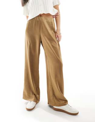 Vero Moda - Aware - Hose zum Reinschlüpfen aus Satin in Karamell mit weitem Bein-Neutral