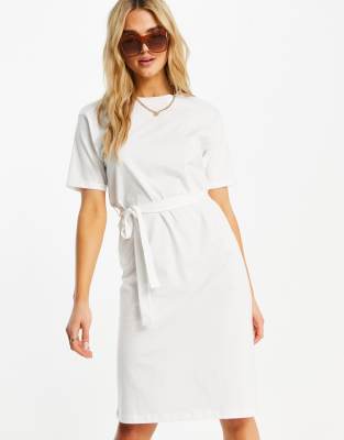 Vero Moda - Aware - Midi-T-Shirt-Kleid aus Baumwolle in Weiß mit Bindegürtel - WHITE