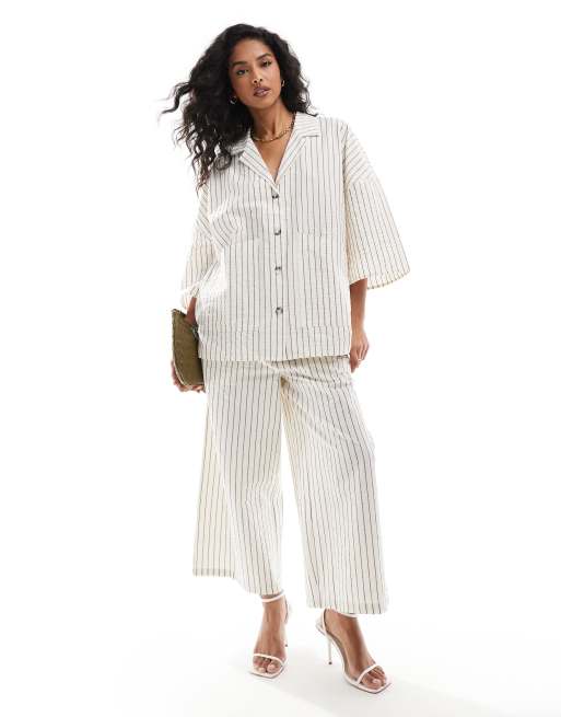 Vero Moda - AWARE – Naturvita, ankellånga byxor med vida ben och kritstrecksrandigt mönster, del av set