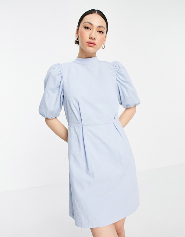  Style Vero Moda – Aware – Niebieska sukienka mini z bawełny organicznej z bufkami i zabudowanym dekoltem w jasnoniebieskim kolorze