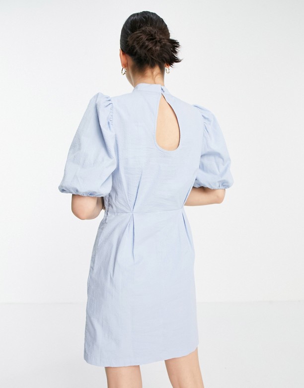  Style Vero Moda – Aware – Niebieska sukienka mini z bawełny organicznej z bufkami i zabudowanym dekoltem w jasnoniebieskim kolorze
