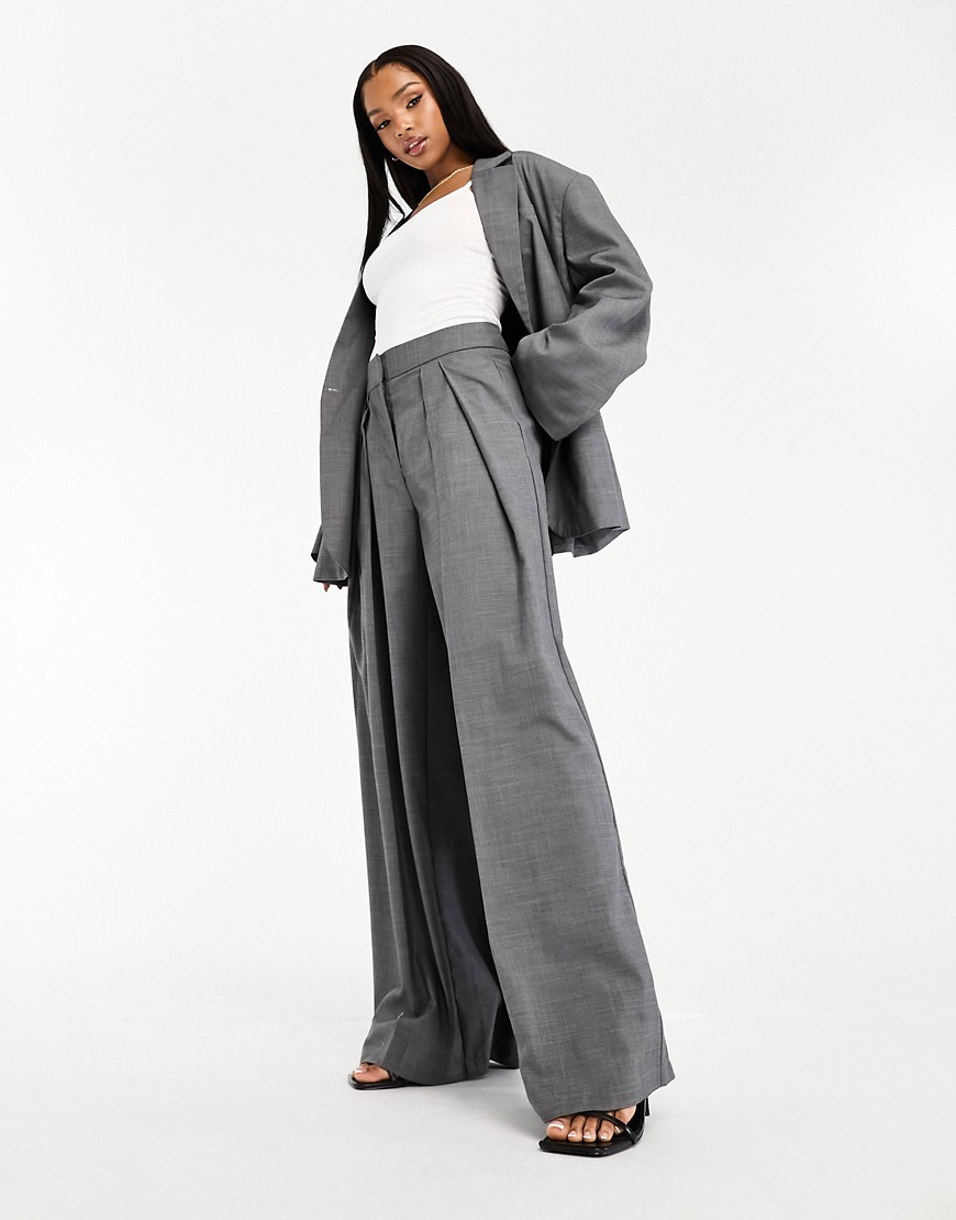 vero moda - aware - pantaloni sartoriali con fondo ampio grigi con pieghe sul davanti in coordinato-grigio