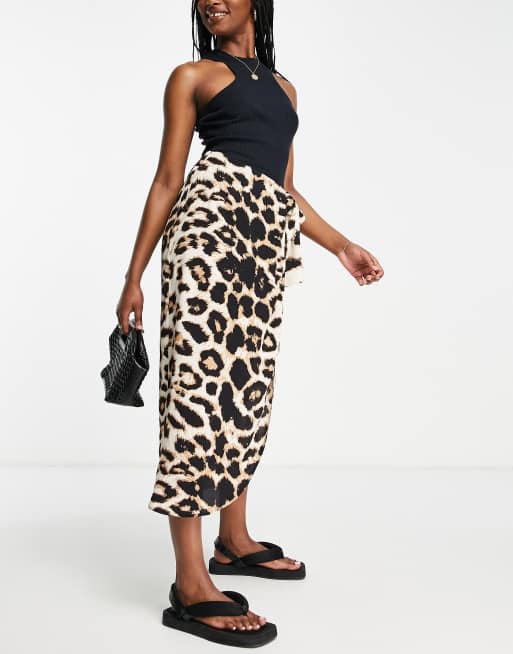 Snart Lade være med bord Vero Moda Aware wrap front midi skirt in leopard print | ASOS