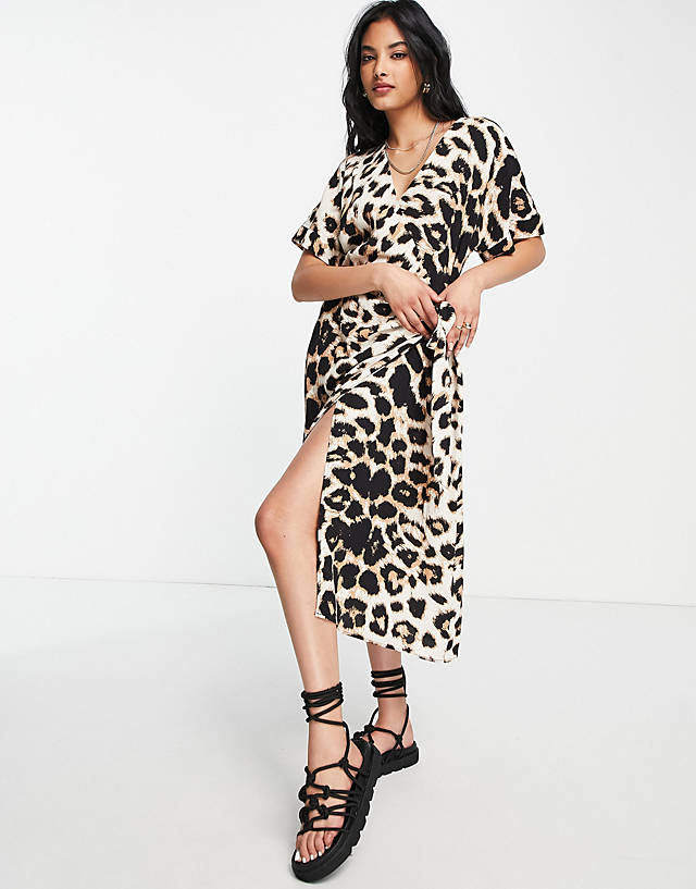 Vero Moda - aware wrap midi dress in leopard print